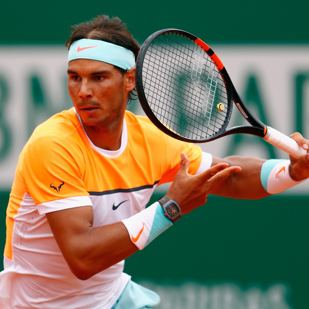 Теннисист Рафаэль Надаль с ракеткой на корте 