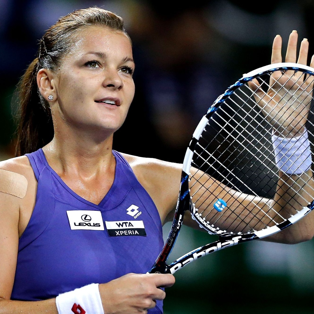Польская теннисистка Агнешка Радваньская с ракеткой на корте 