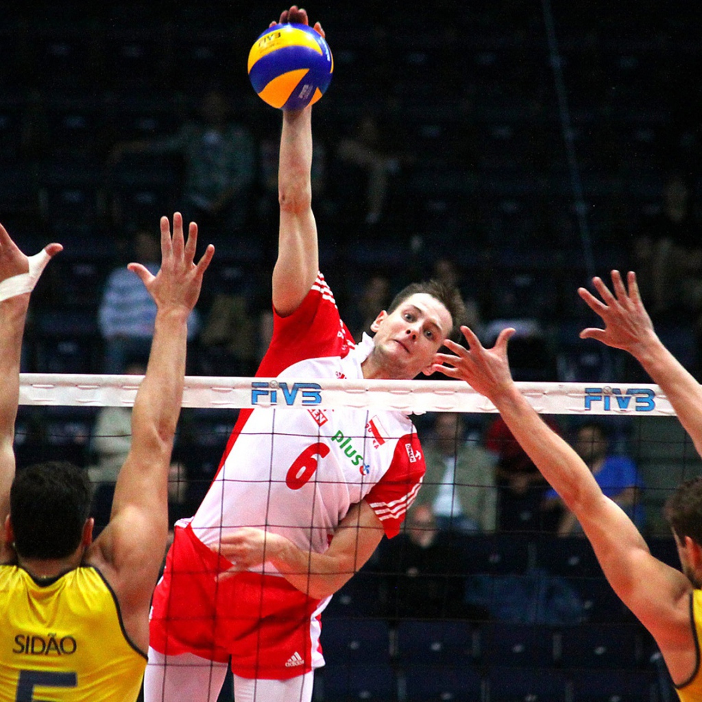 Волейбольная атака спортсмена 