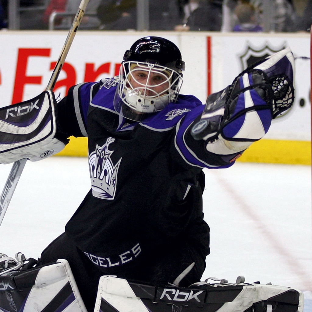 Хоккейный вратарь ловит шайбу в воротах 