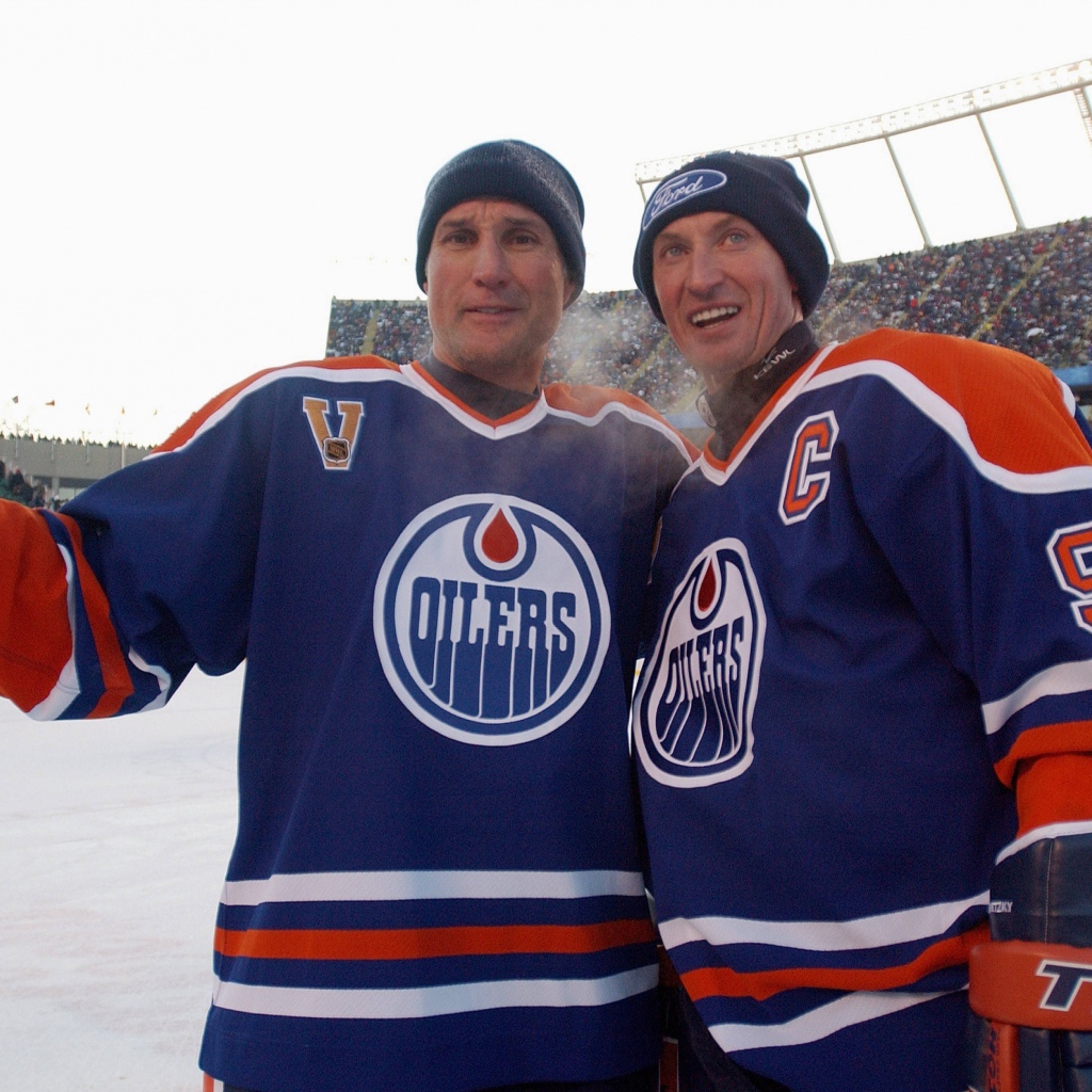 Хоккеисты Пол Коффи, Уэйн Гретцки позируют для фото 