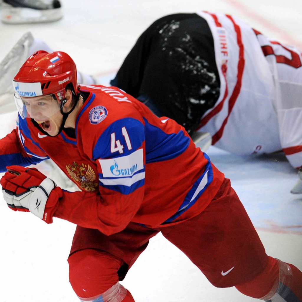 Российский хоккеист радуется победе 