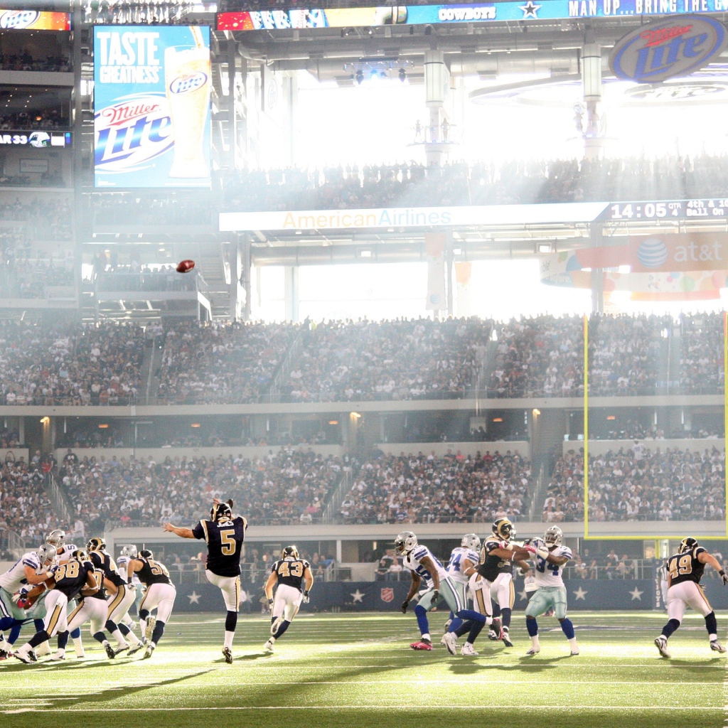 Игра команды по регби на стадионе в лучах солнца 
