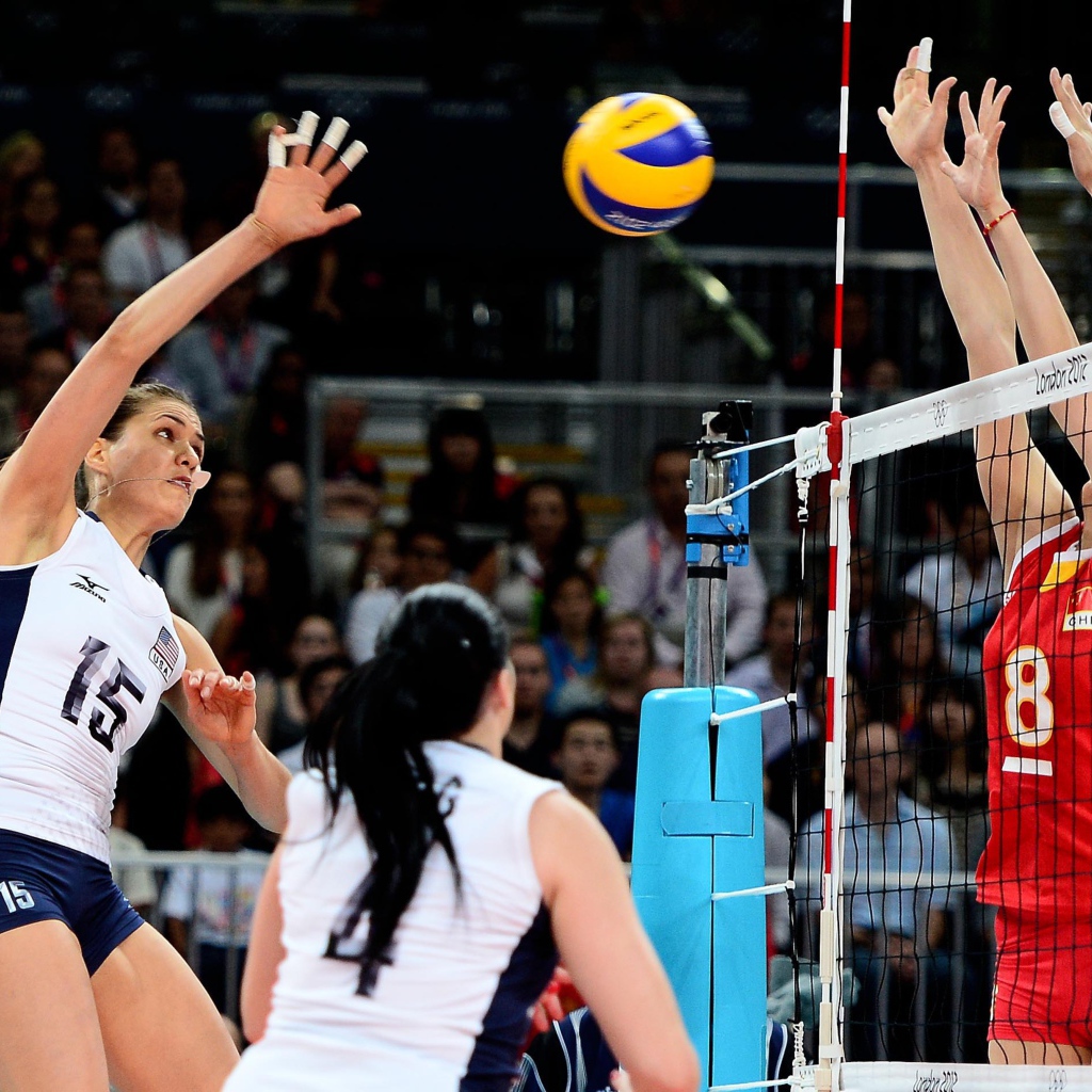 Игра команды по женскому волейболу 