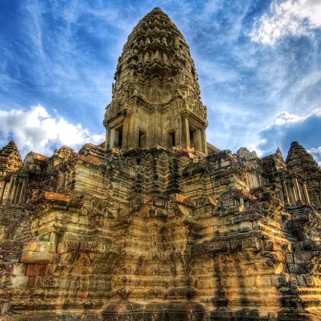 Ангкор Ват в Камбоджу на фоне голубого неба 
