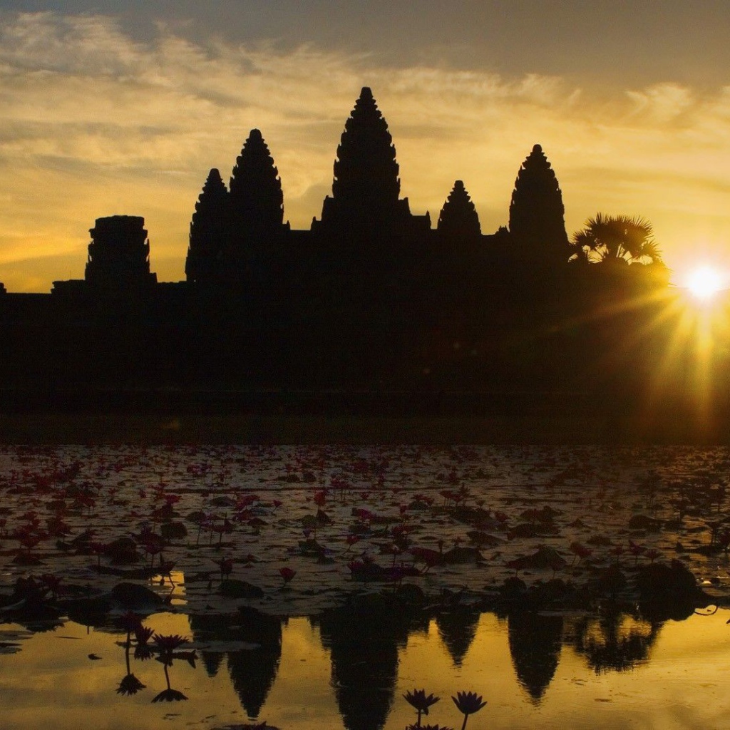 Ангкор Ват в лучах солнца на закате 