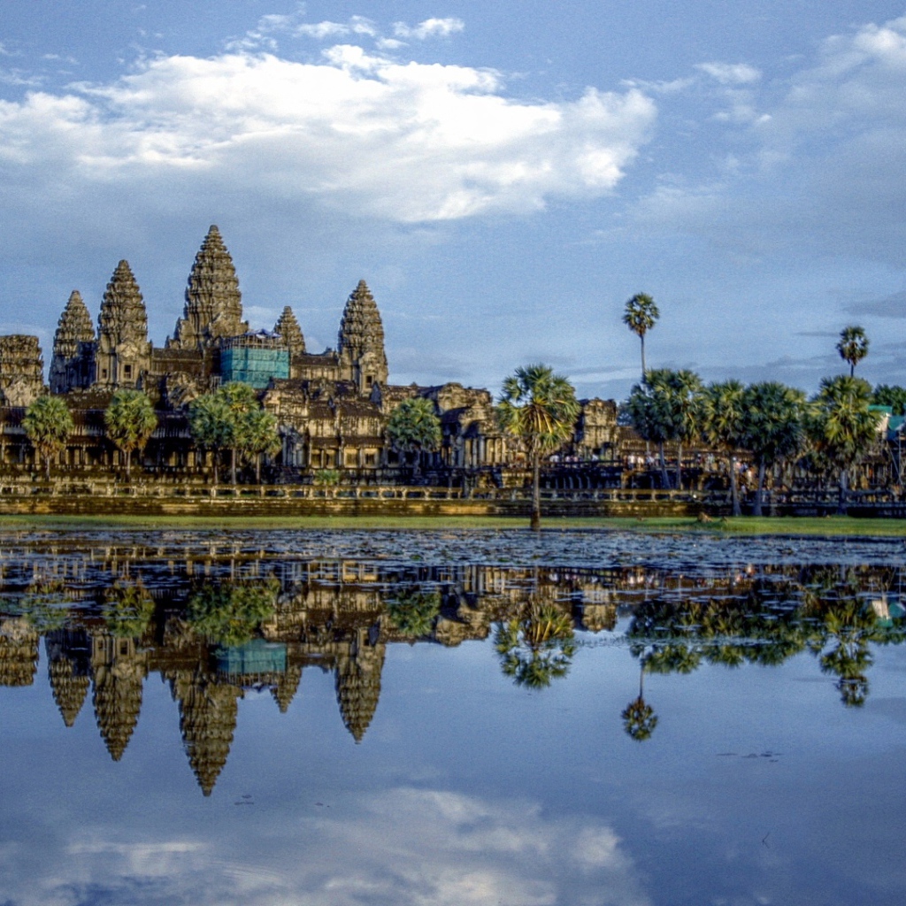 Ангкор Ват отражается в пруду лотосов 