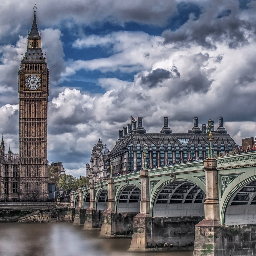 Биг Бен на фоне реки Темзы, Лондон. Великобритания 