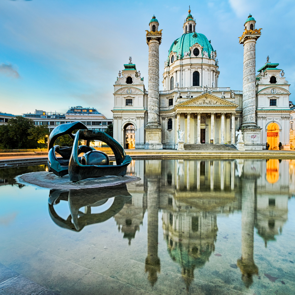 Фонтан у католической церкви Карлскирхе , Вена. Австрия