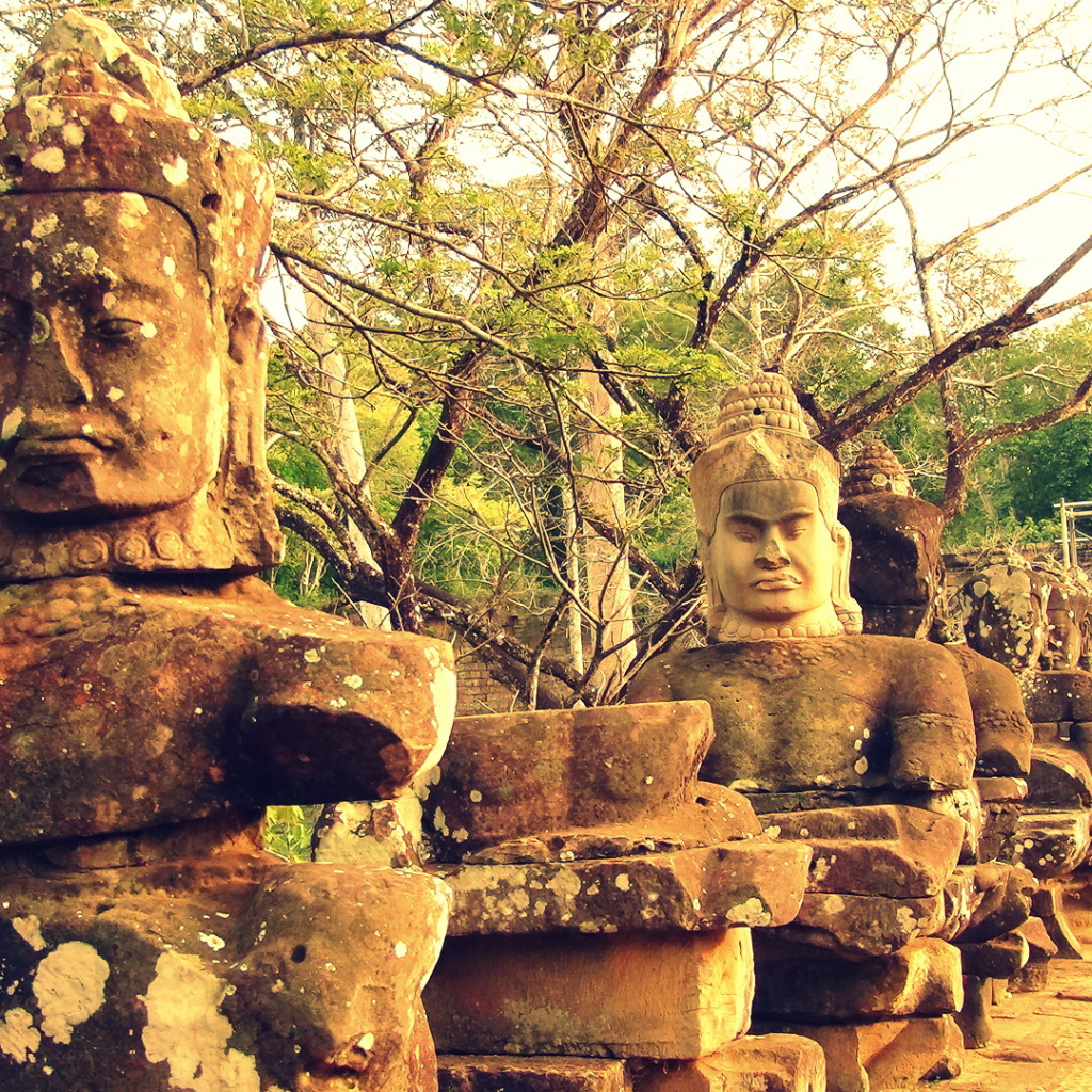 Индуистские статуи у храмового комплекса Ангкор  Ват 
