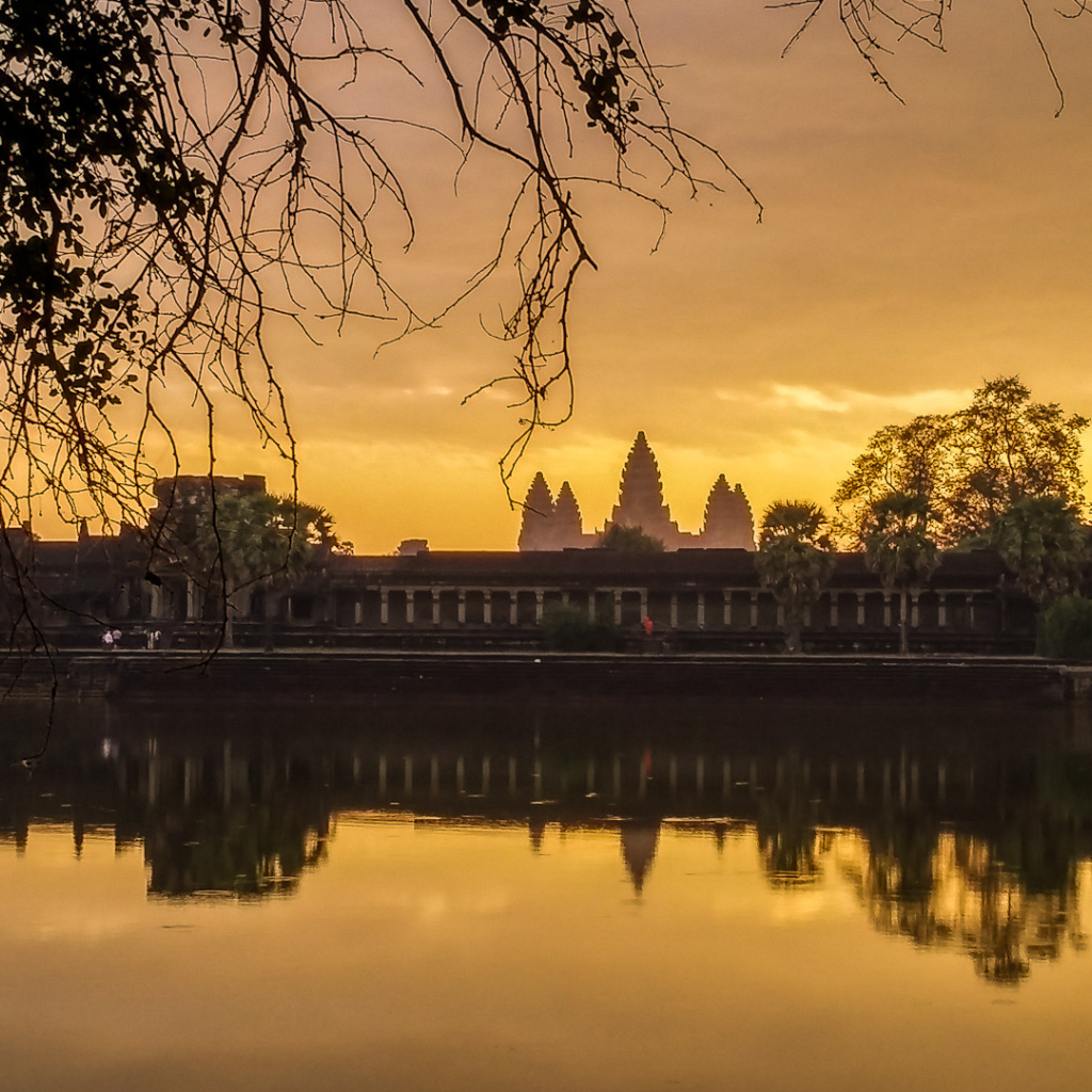 Озеро у стен храмового комплекса Ангкор Ват 