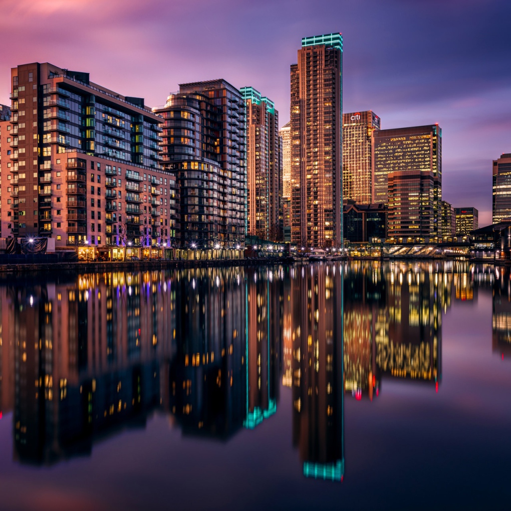 Ночные небоскребы Лондона отражаются в воде,  Великобритания 