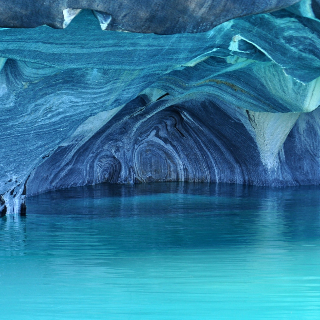 Мраморный собор пещера на берегу озера Хенераль-Каррера, Патагония Чили 