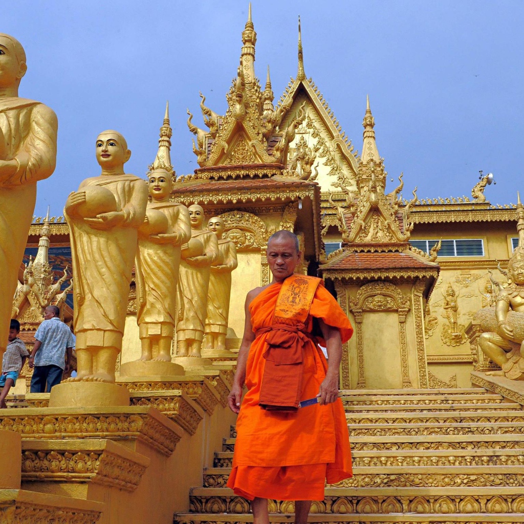 Монах на ступеньках старинного храма, Камбоджа 