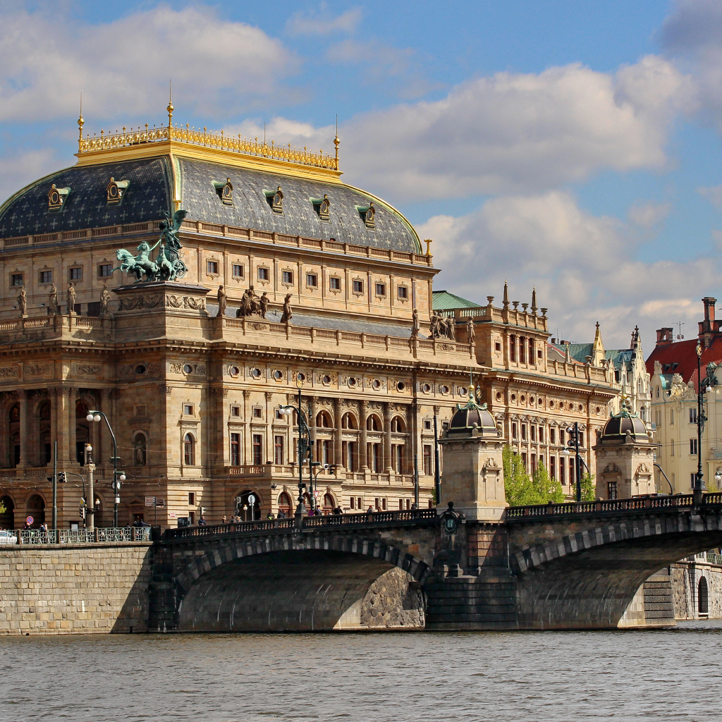 Национальный оперный театр у реки, Прага. Чехия 