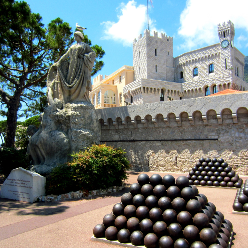 Статуя у княжеского дворца, Монако 