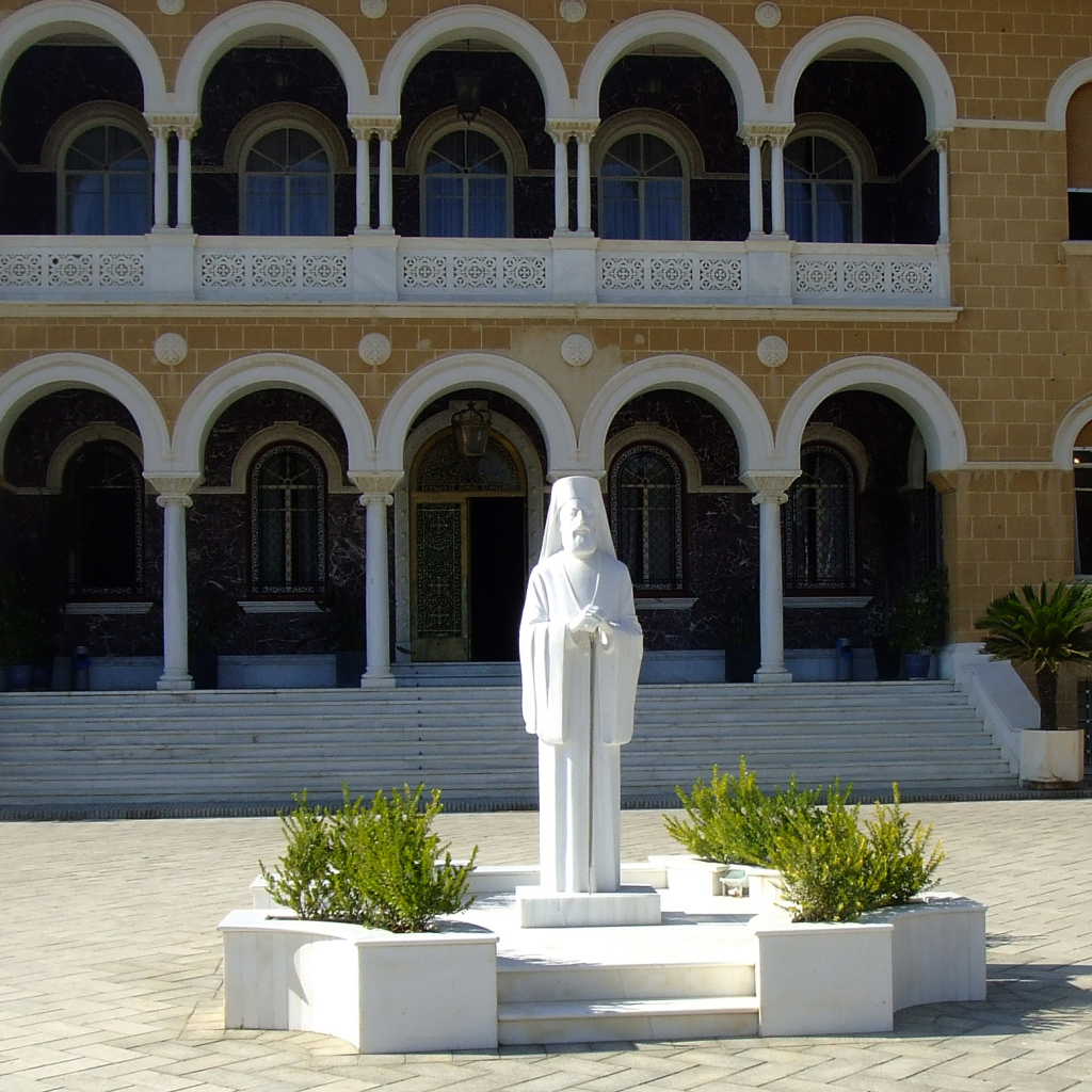 Статуя архиепископа Макариоса III, Никосия, Кипр  