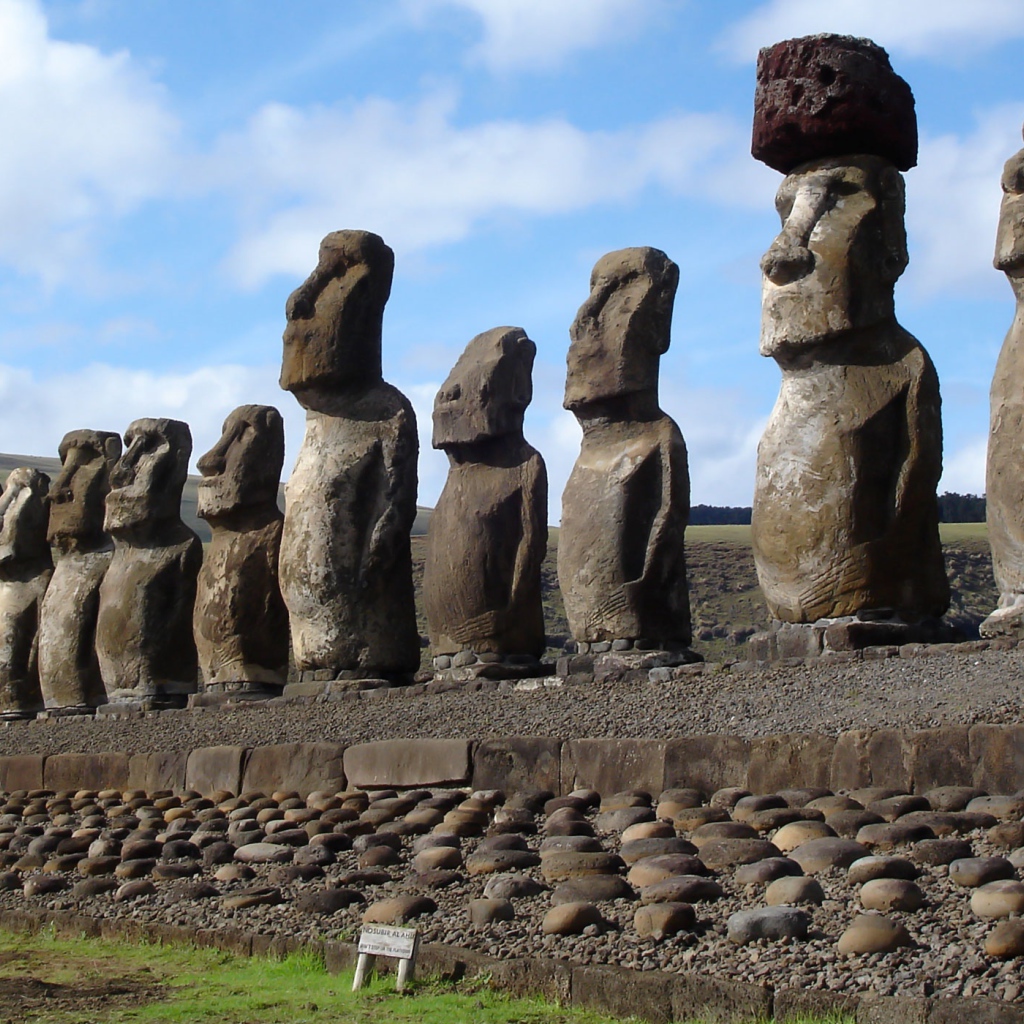 Каменные монолитные статуи Моаи, Чили 