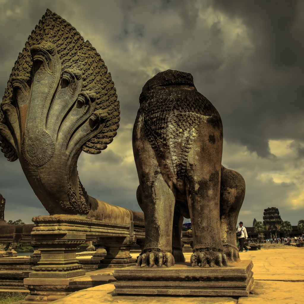 Каменные статуи на территории храмового комплекса Ангкор Ват 