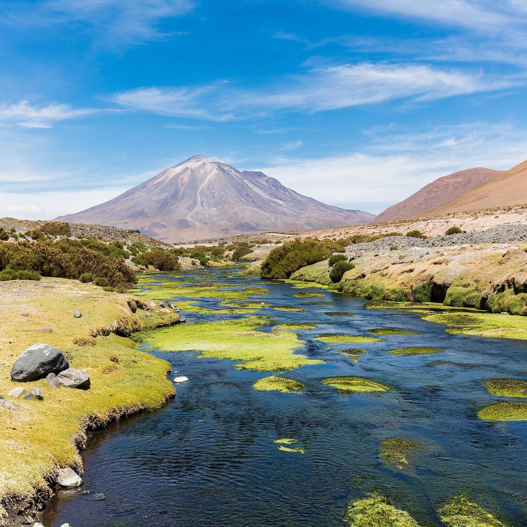 Cтратовулкан Панири и горная река на фоне голубого неба, Чили 