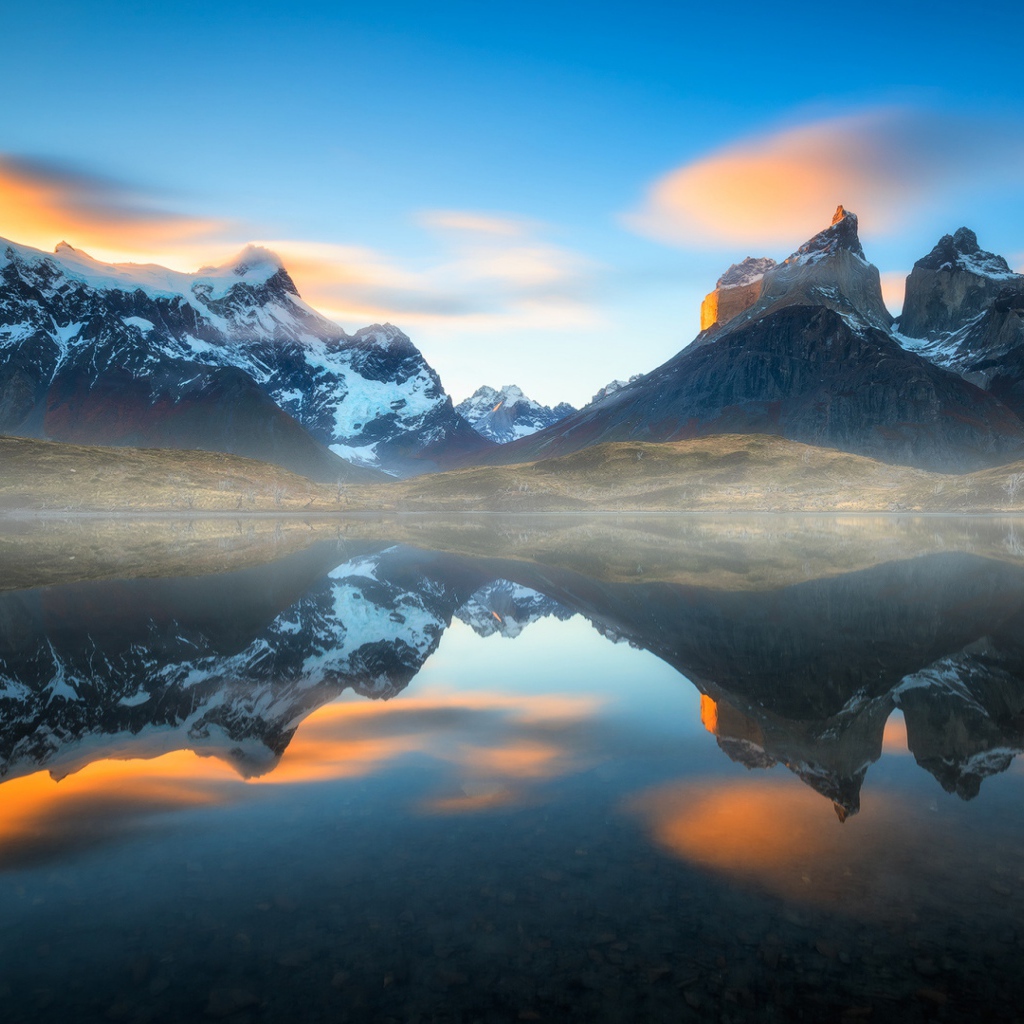 Горы Анды в парке Торрес-дель-Пайне отражаются в воде, Патагония, Чили. 