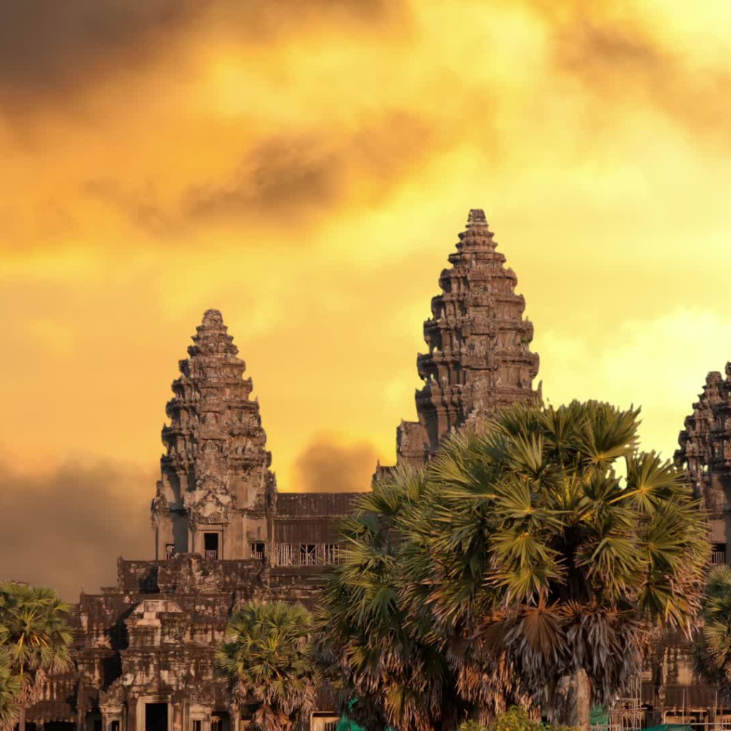Древний храм Ангкор Ват башни на фоне заката 