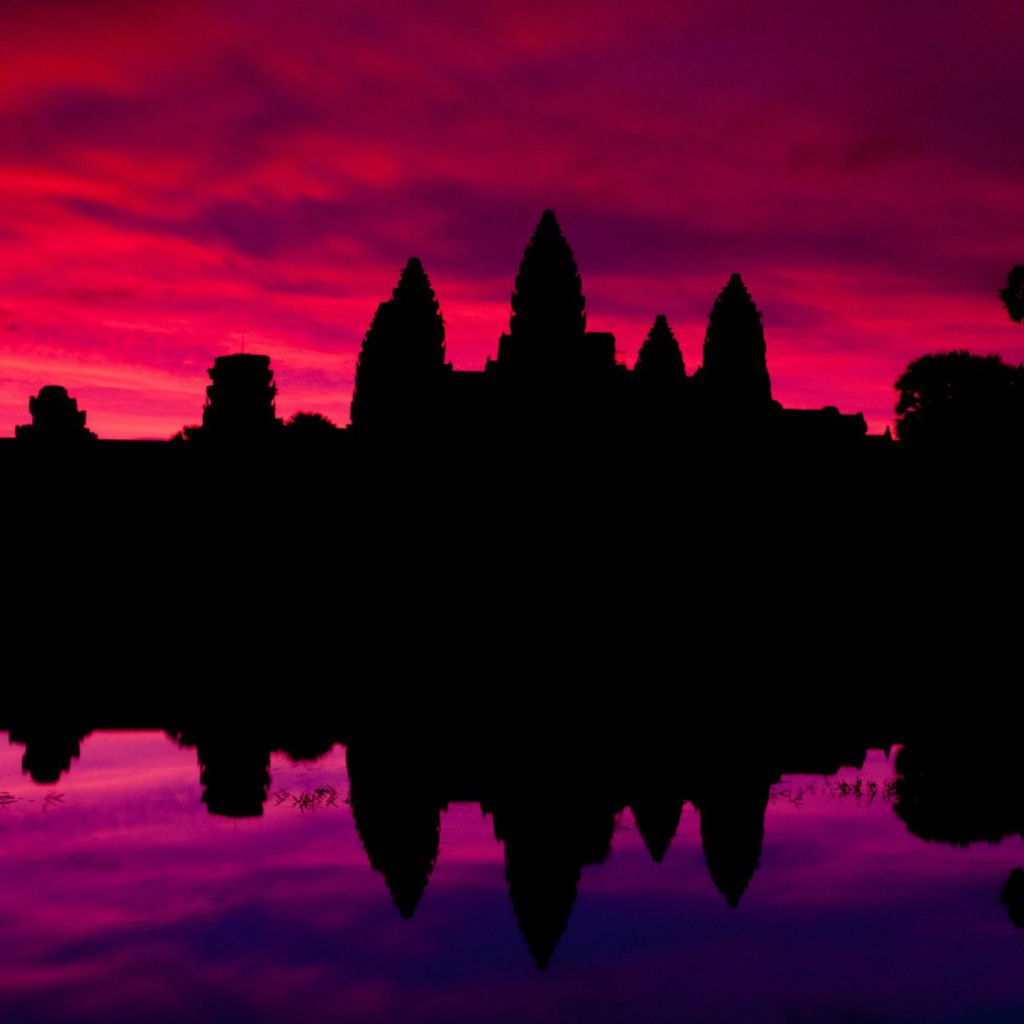 Башни храма Ангкор Ват на фоне закатного неба 