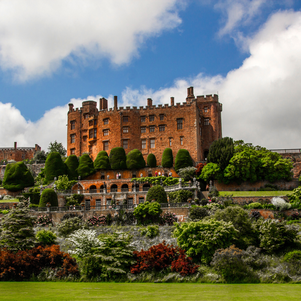 Вид на замок Powis Castle с красивыми садами, Великобритания