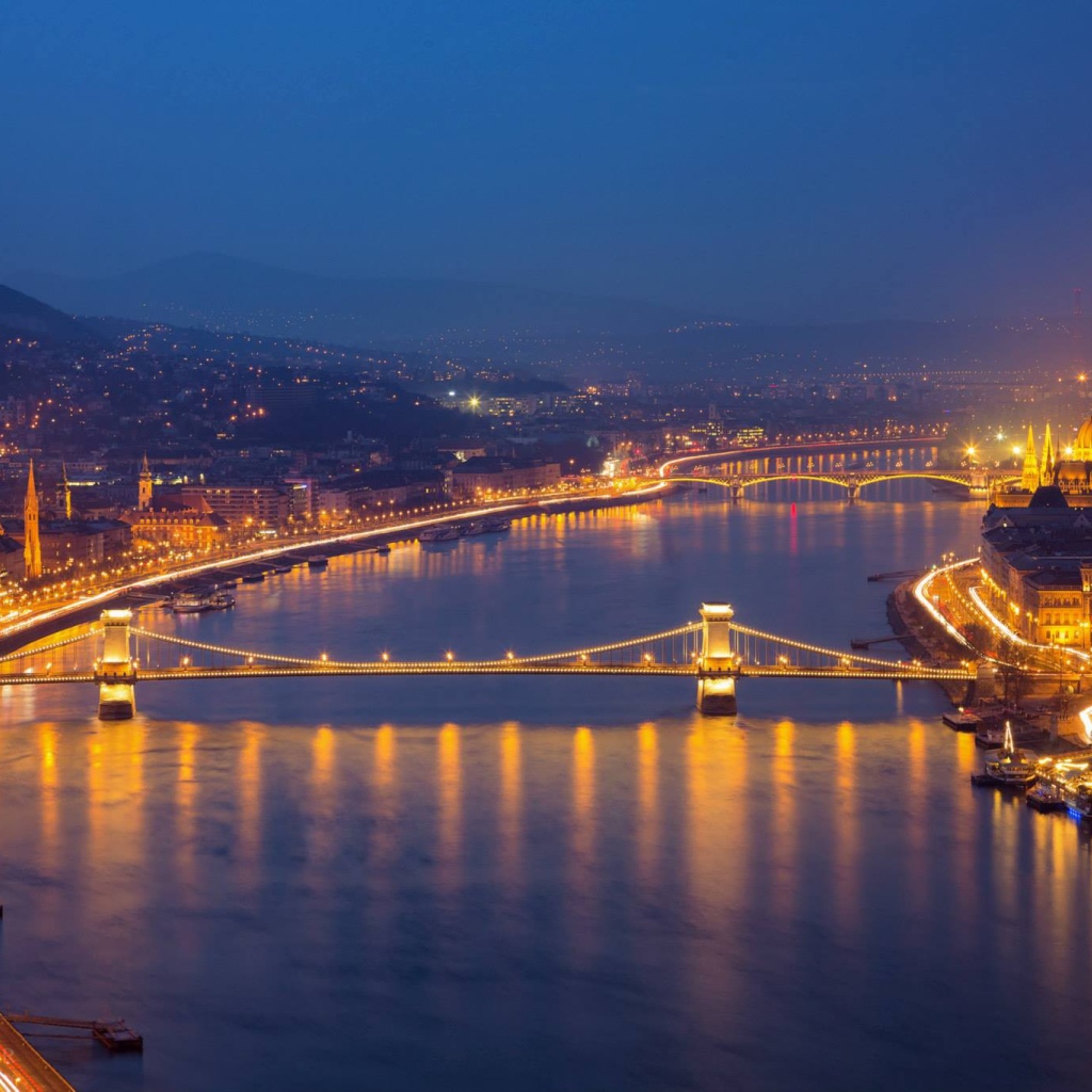 Вид на ночной город Будапешт и реку Дунай, Венгрия 