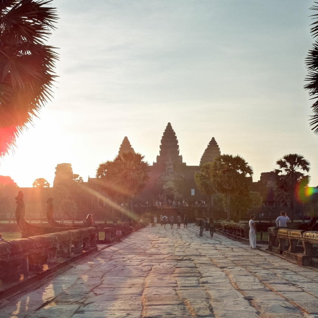 Аллея на закате у храмового комплекса Ангкор Ват в Камбодже 