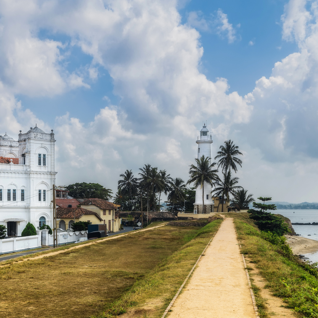 Крепость Galle Fort на побережье под красивым небом с белыми обраками. Шри-Ланка