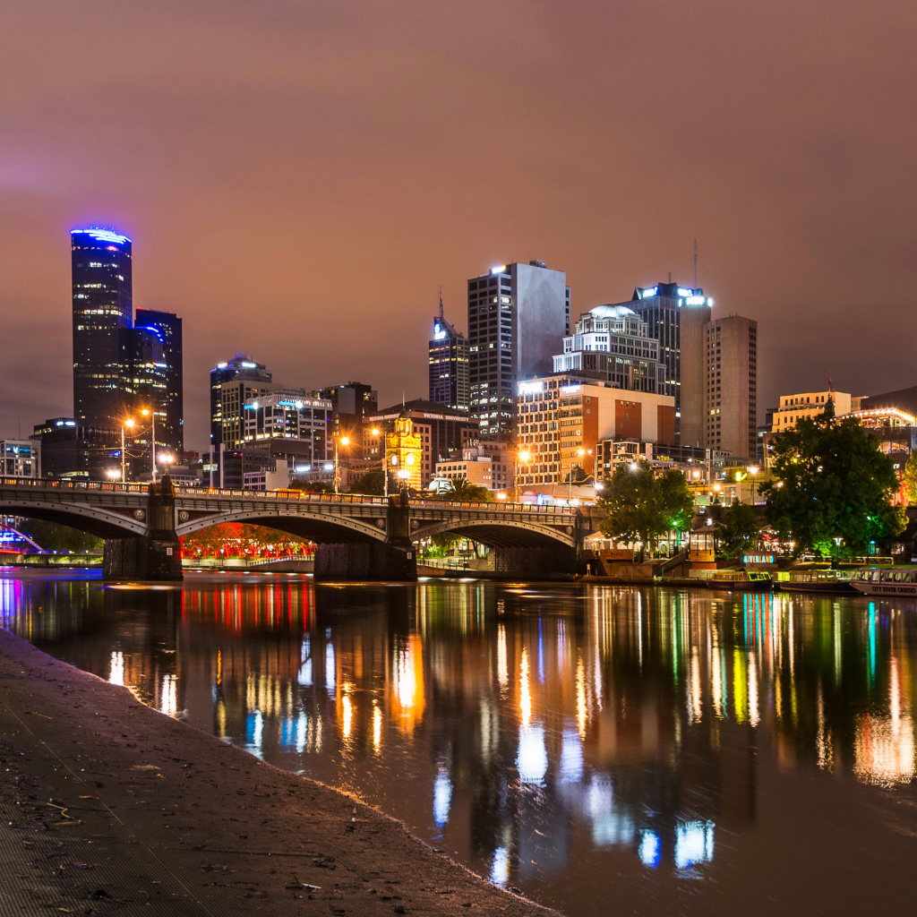 Огни ночных небоскребов города Мельбурн отражаются в водном канале. Австралия
