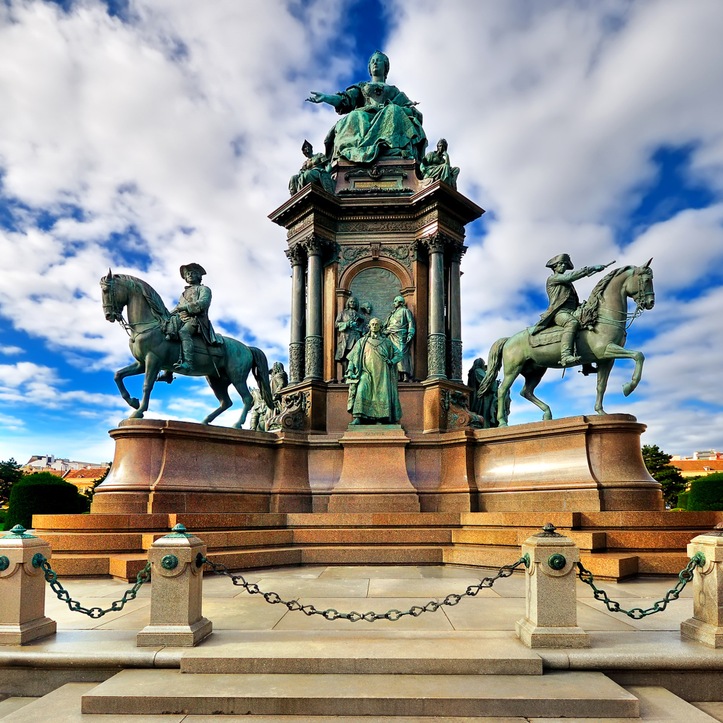 Красивый памятник Марии Терезии, Вена. Австрия 