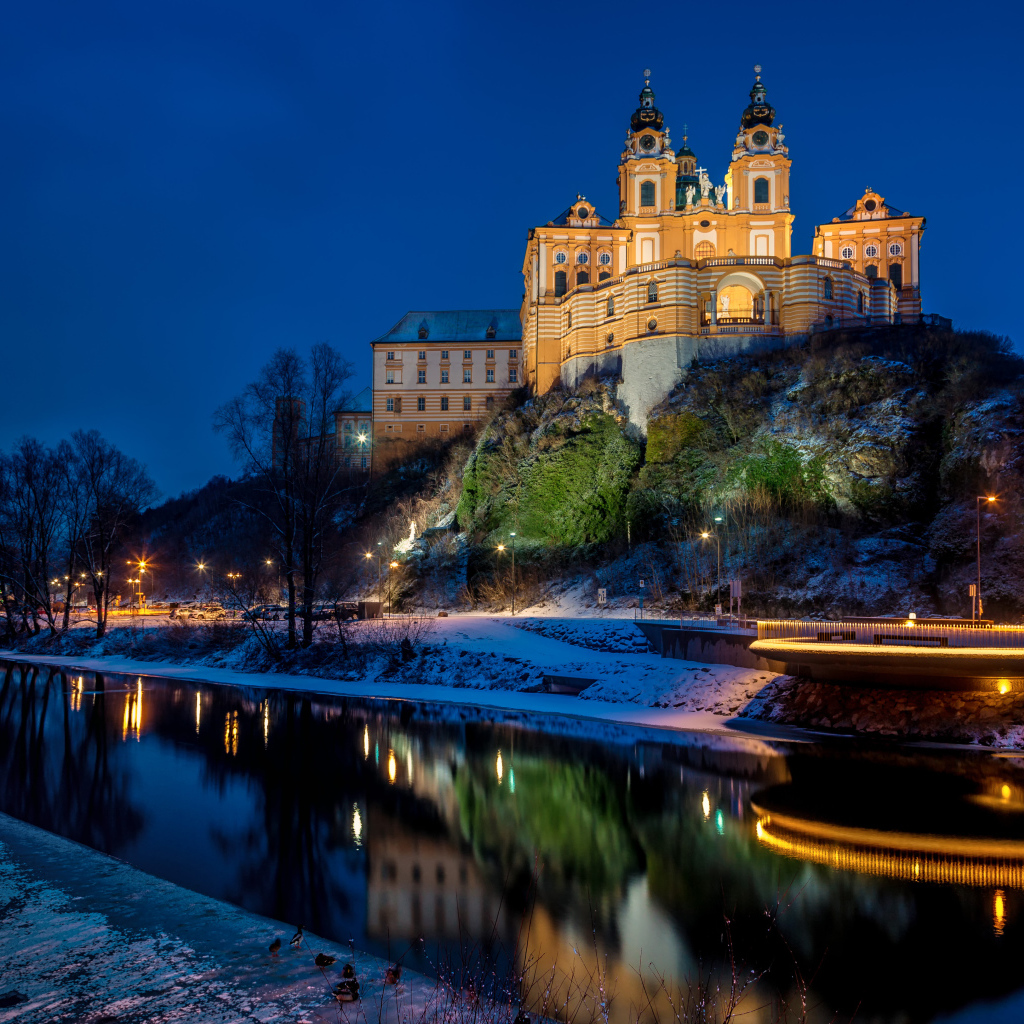 Бенедиктинский монастырь  у реки,  Мельк, Австрия 