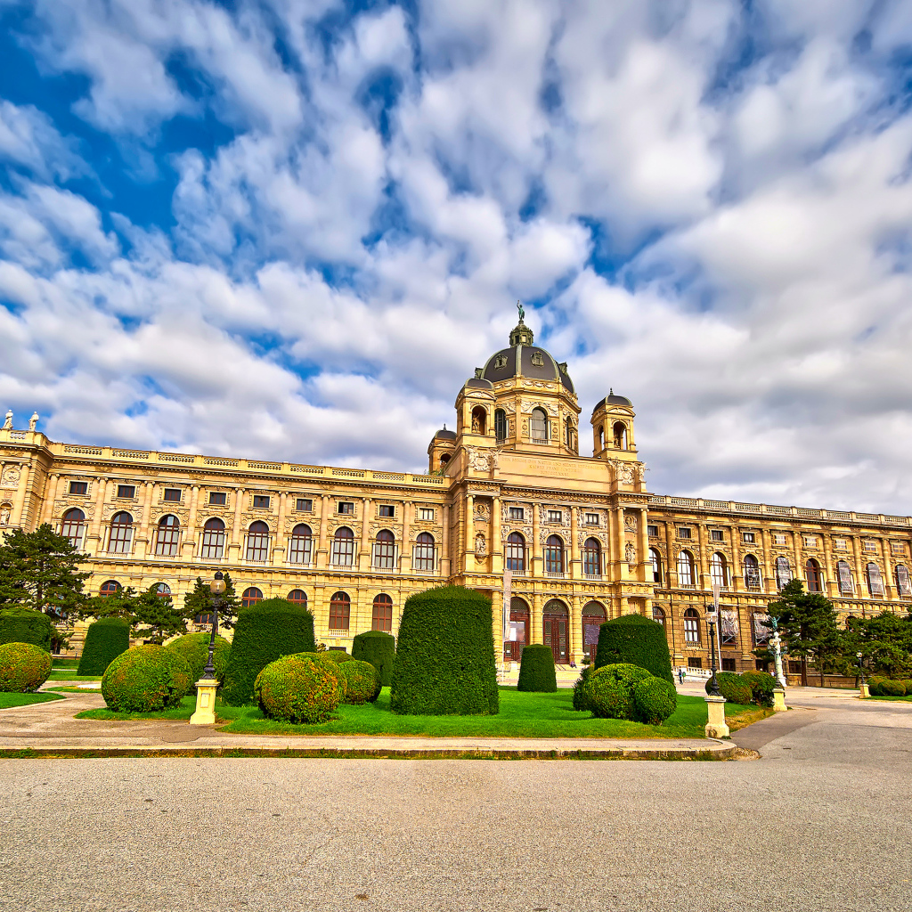 Музей истории искусств под красивым небом,  Вена. Австрия 