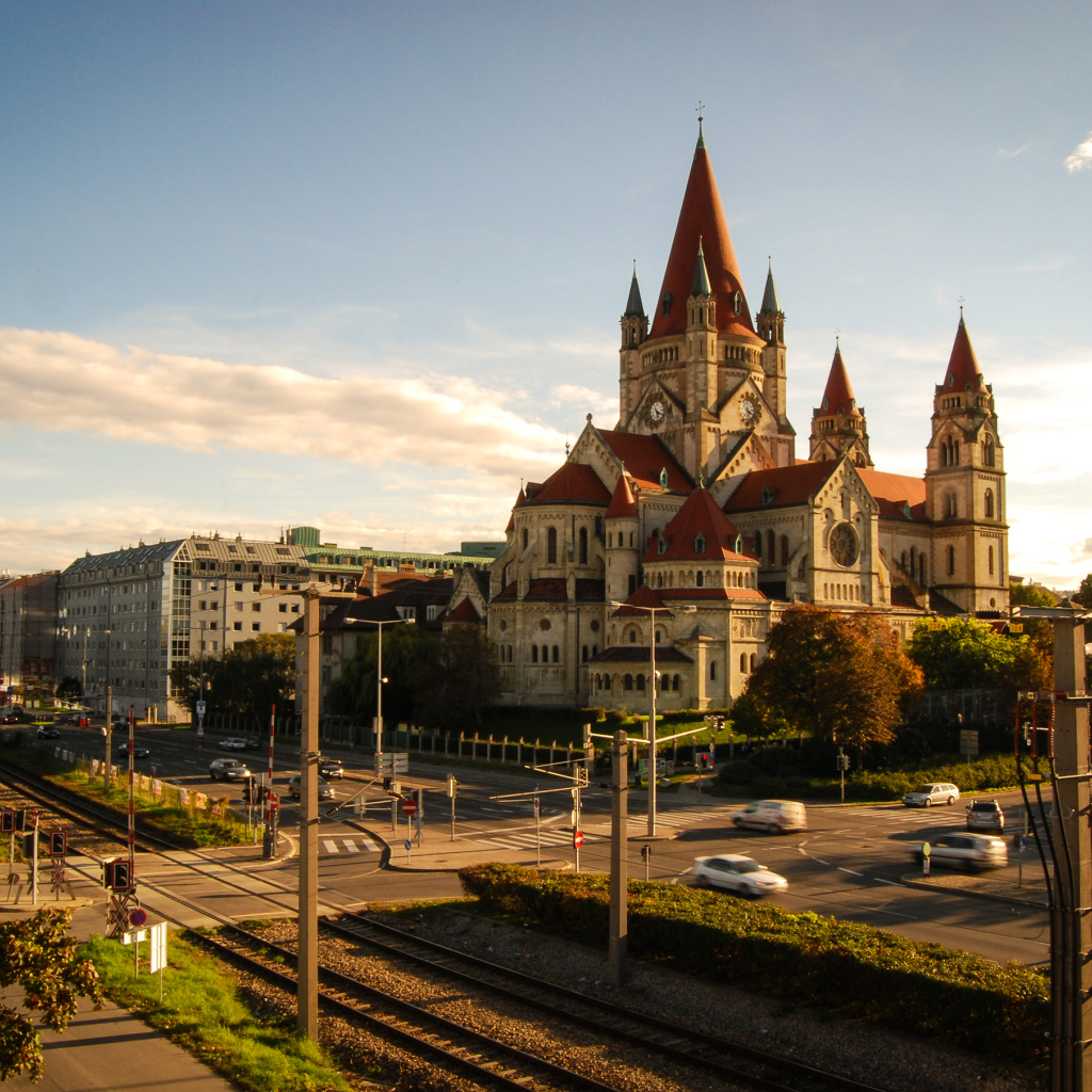 Вид на город и церковь Франциска Ассизского, Вена. Австрия 