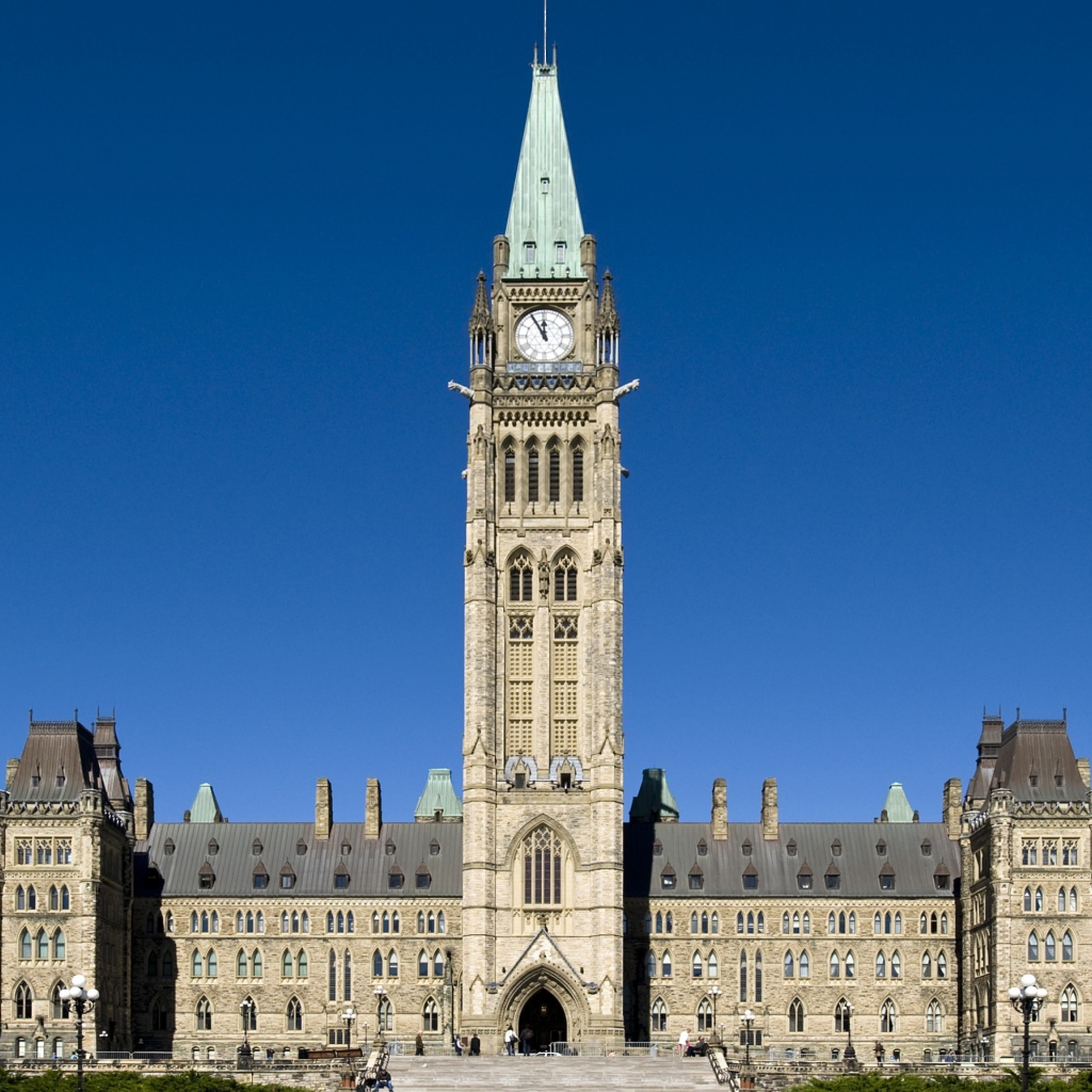 Старинное здание парламента под голубым небом, Канада