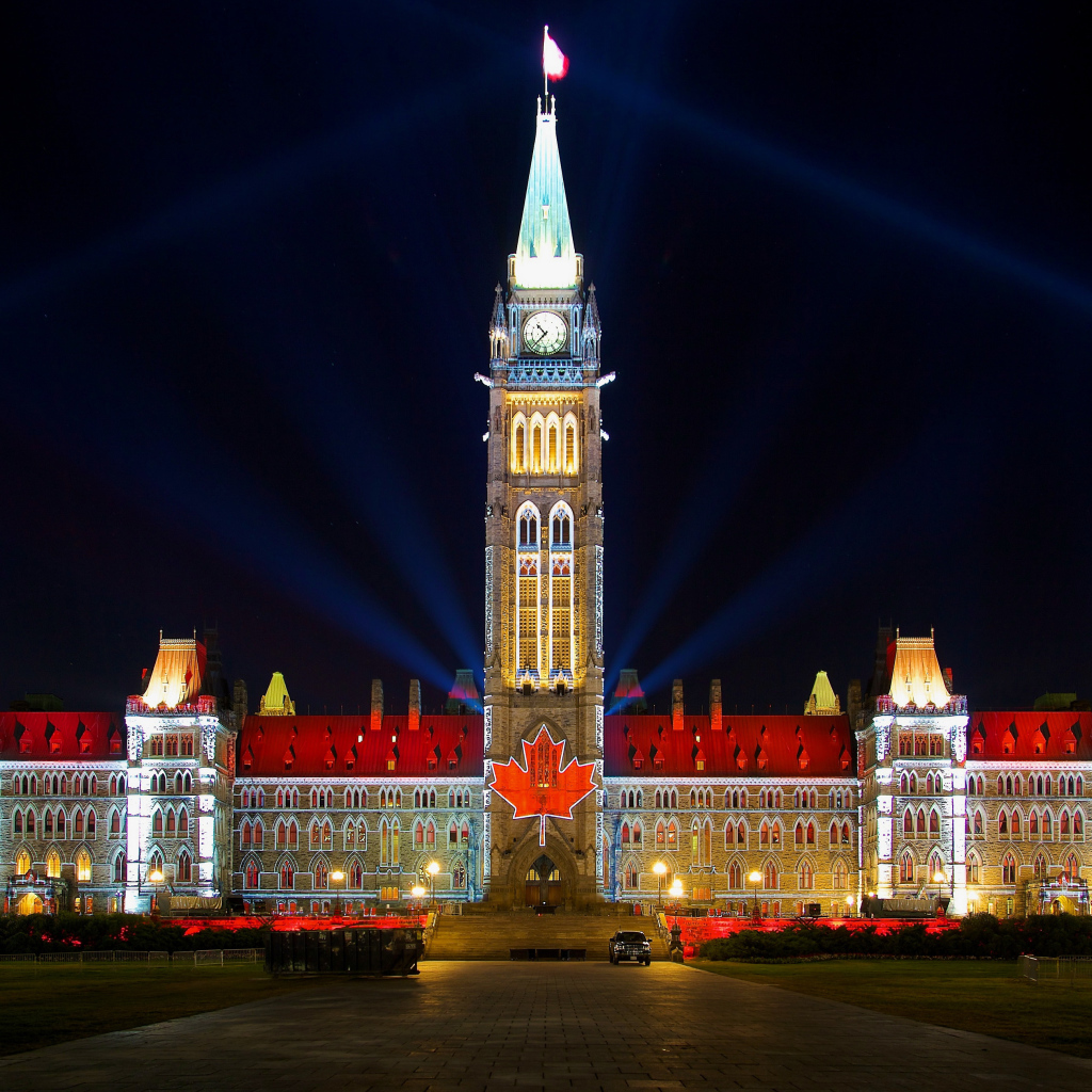 Архитектурный комплекс Парламентский холм в свете ночных фонарей, Канада. 