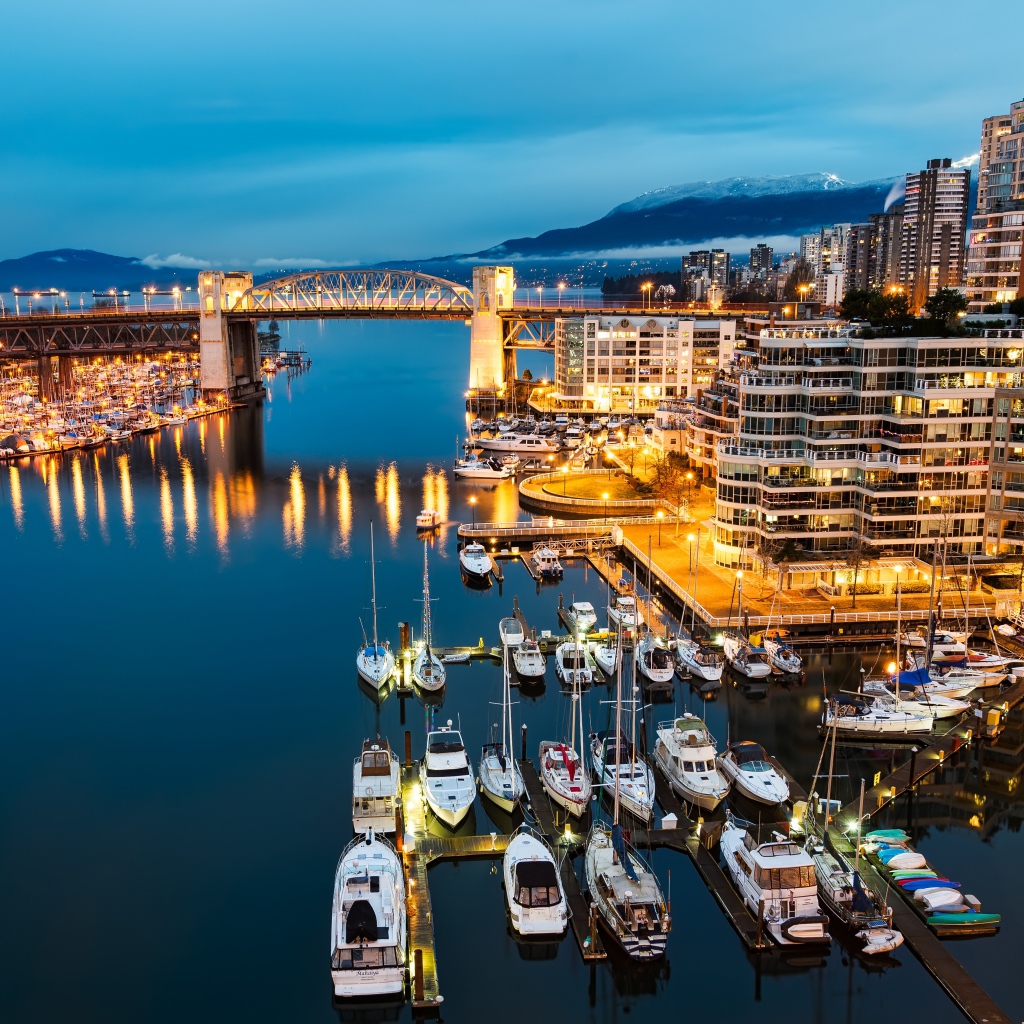 Лодки у причала на фоне ночных огней города Ванкувер, Канада