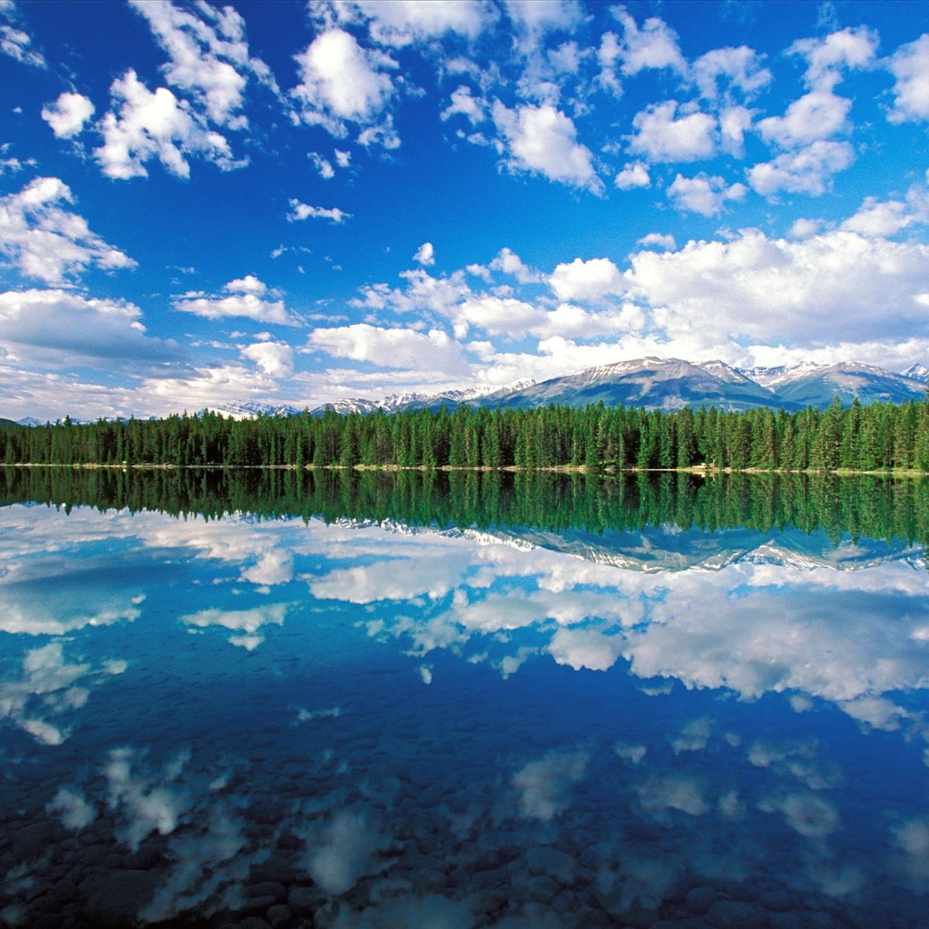Облака отражаются в озере в национальном парке Джаспер, Канада 