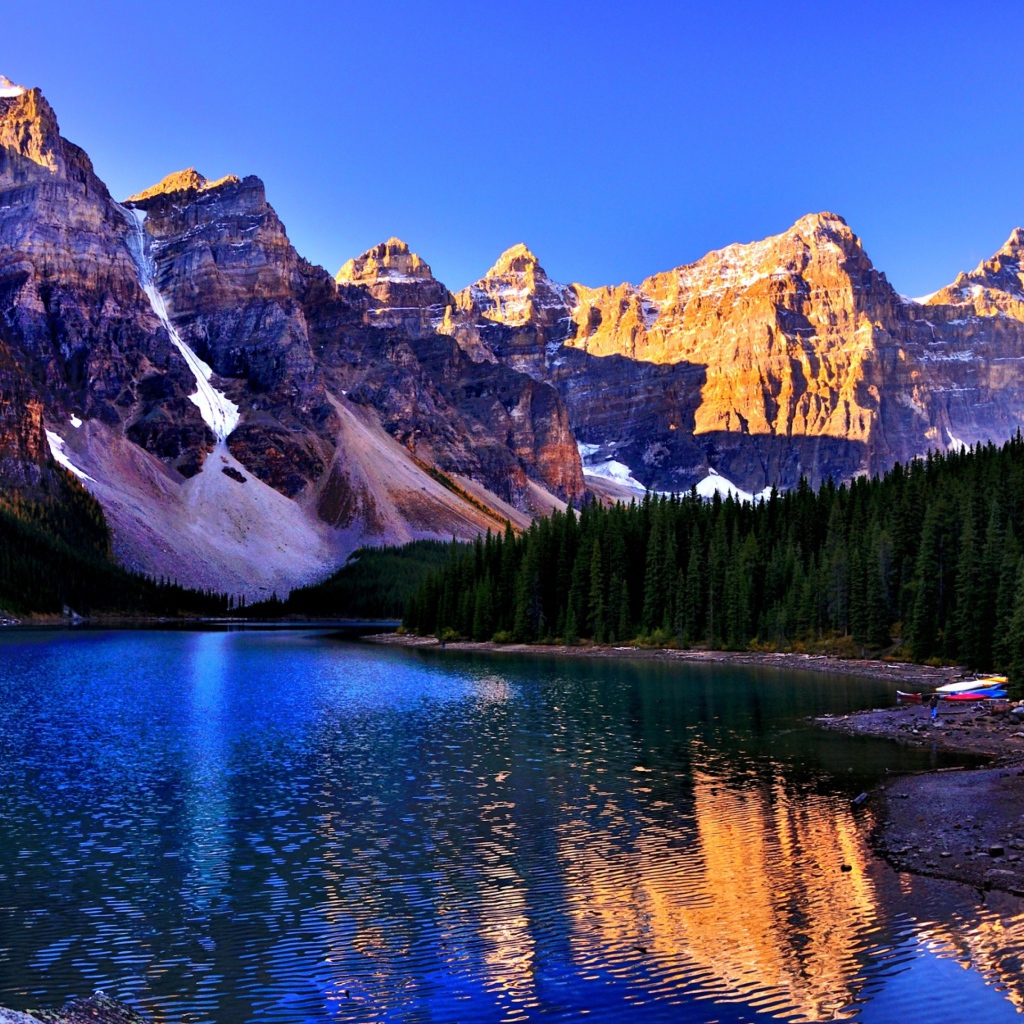 Озеро Луиз у гор в национальном парке Банф, Канада