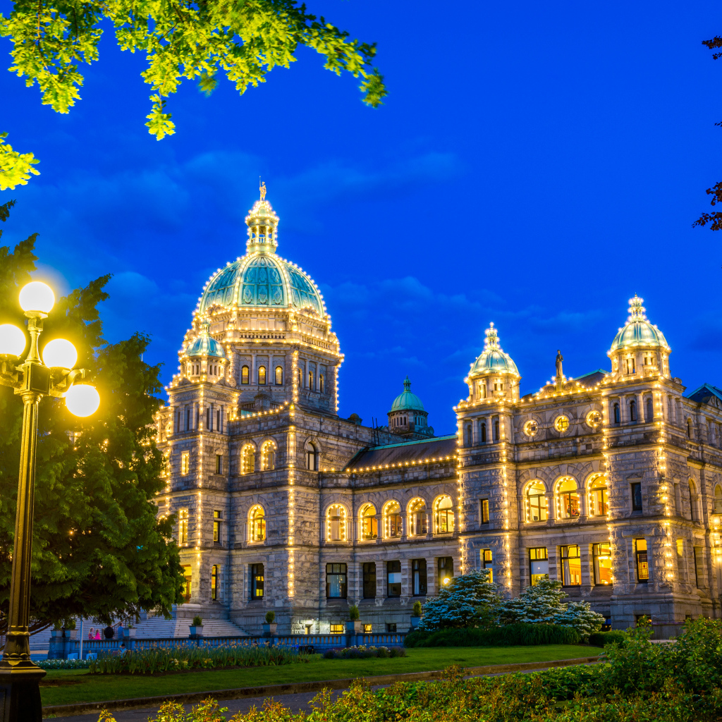 Парламент Британской Колумбии в гирляндах, Ванкувер. Канада
