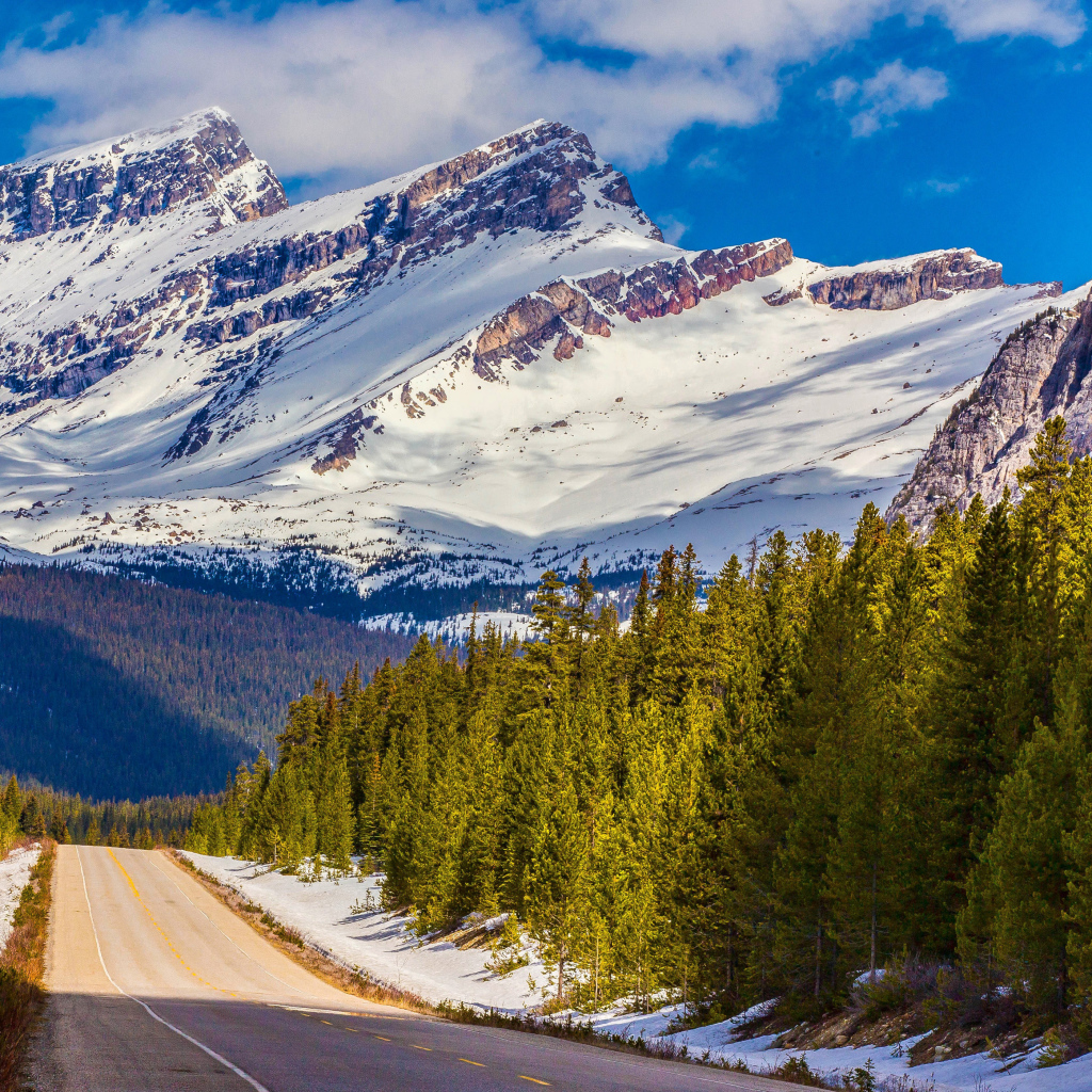Дорога на фоне заснеженных гор, национальный парк Банф, Канада 