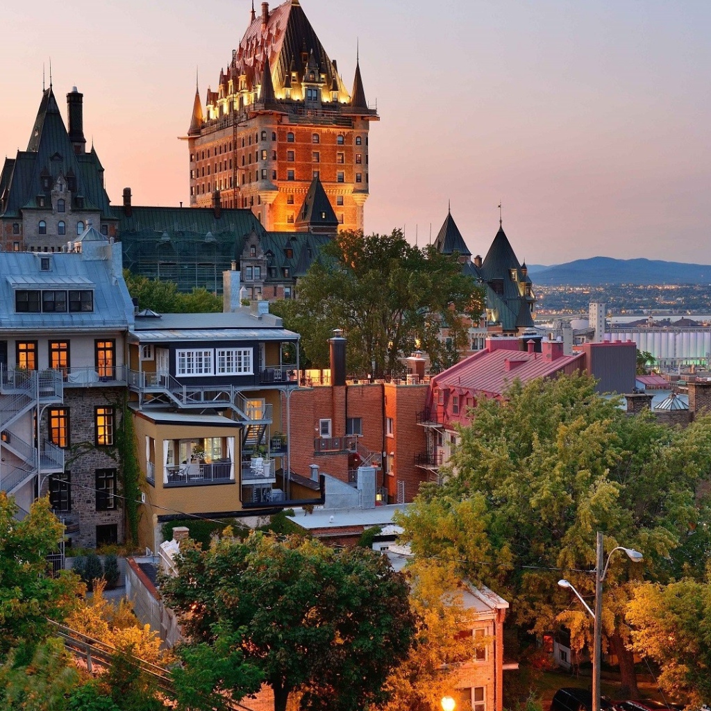 Вид на замок Шато-Фронтенак, город Квебек. Канада 