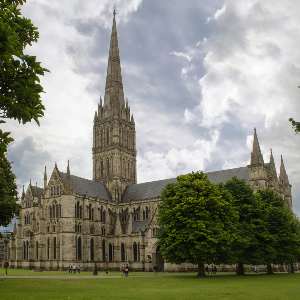 Старинный Солсберийский собор на фоне неба, Англия