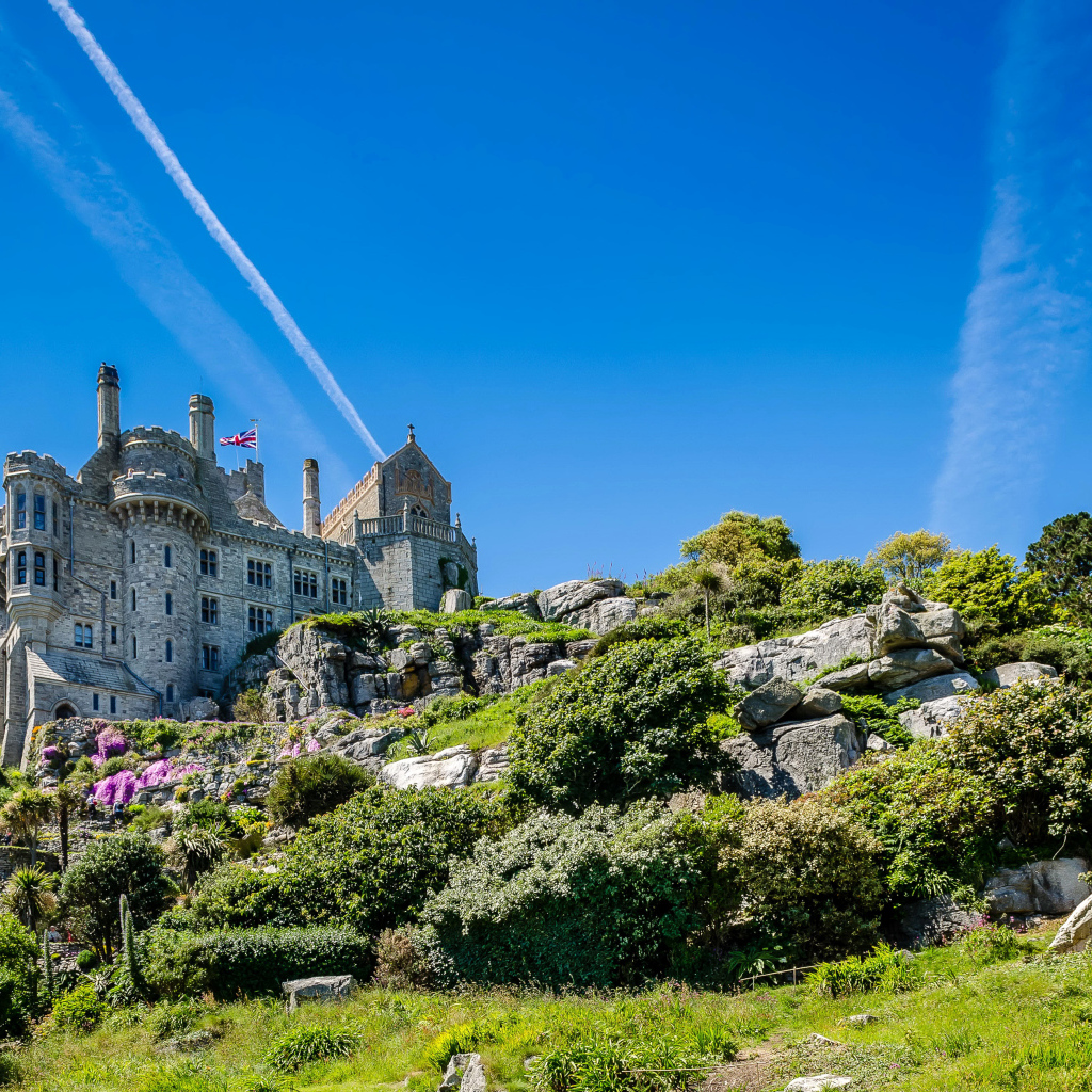 Замок St Michael's Mount на фоне голубого неба, Англия 