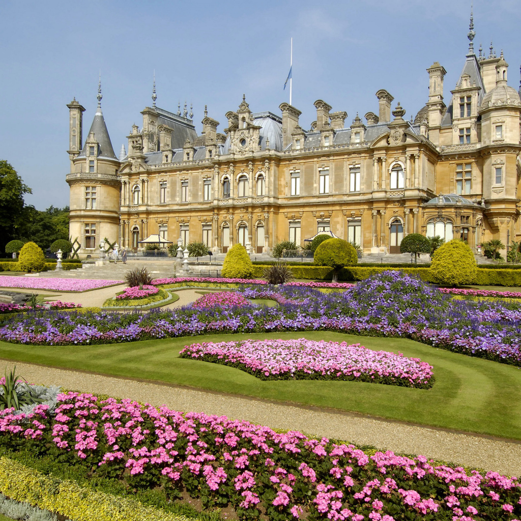 Цветущие цветы у поместья Уоддесдон, Англия 
