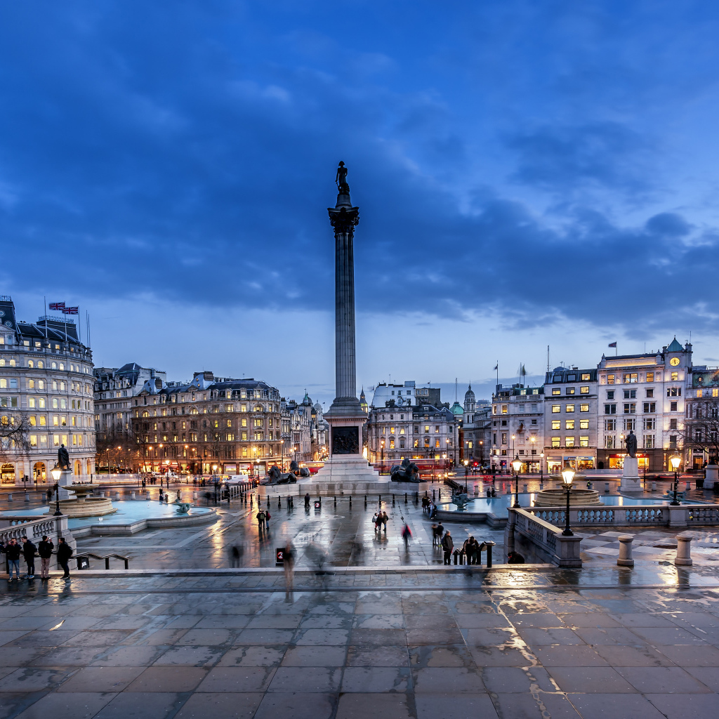 Памятник на вечерней городской площади, Лондон. Англия