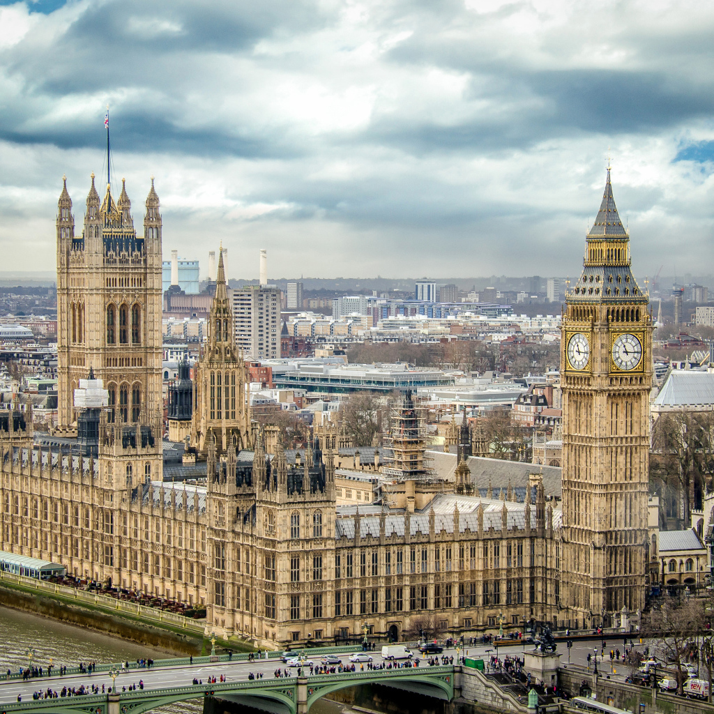 Вестминстерский дворец и Биг Бен на фоне неба, Лондон. Англия 