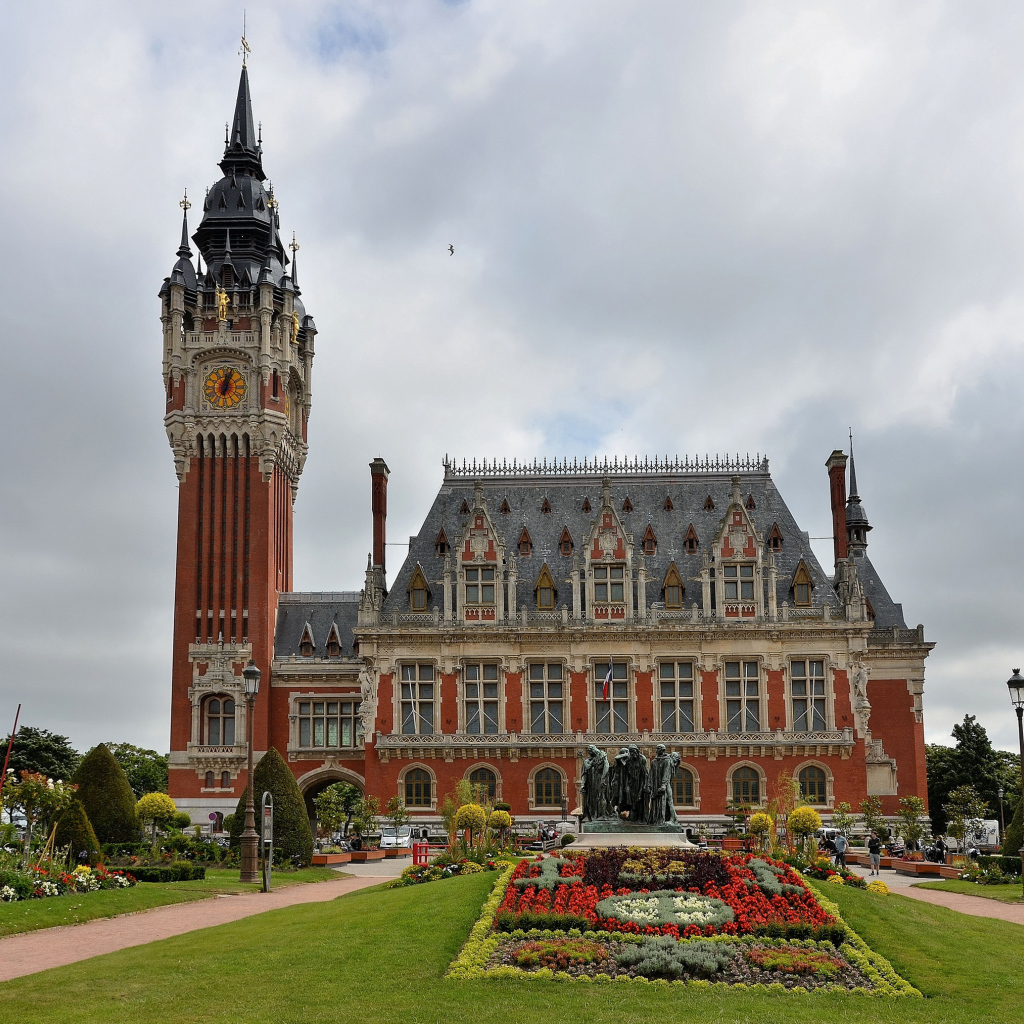 Красивый газон у отеля de Ville in Flemish, Франция